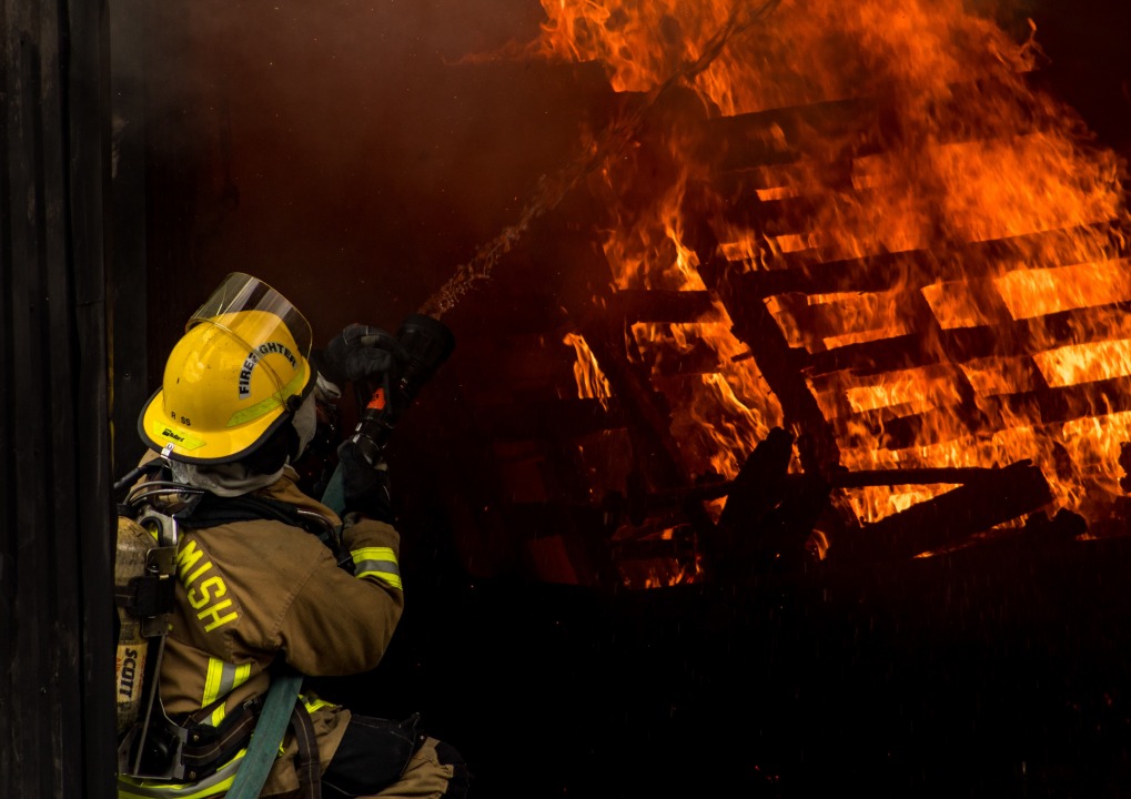 В Никополе горел заброшенный дом: пострадало два человека - рис. 1