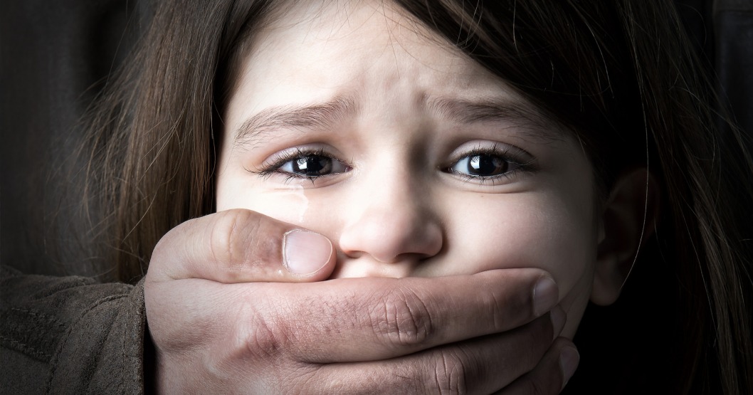 В Каменском отец-педофил с инвалидностью изнасиловал 13-летнюю дочь - рис. 1