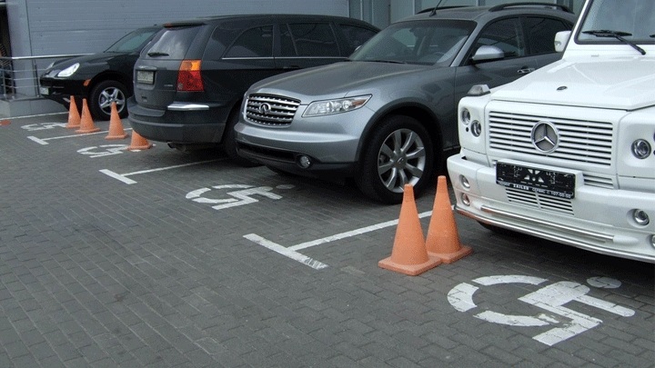 Не на своем месте: днепряне незаконно оставляют авто на парковках для инвалидов - рис. 1