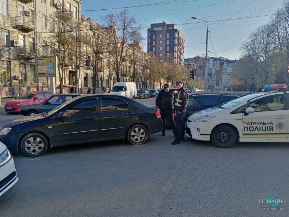 ДТП на перекрестке Староказацкой и Фабра в Днепре: транспорт стоит в пробке - рис. 3