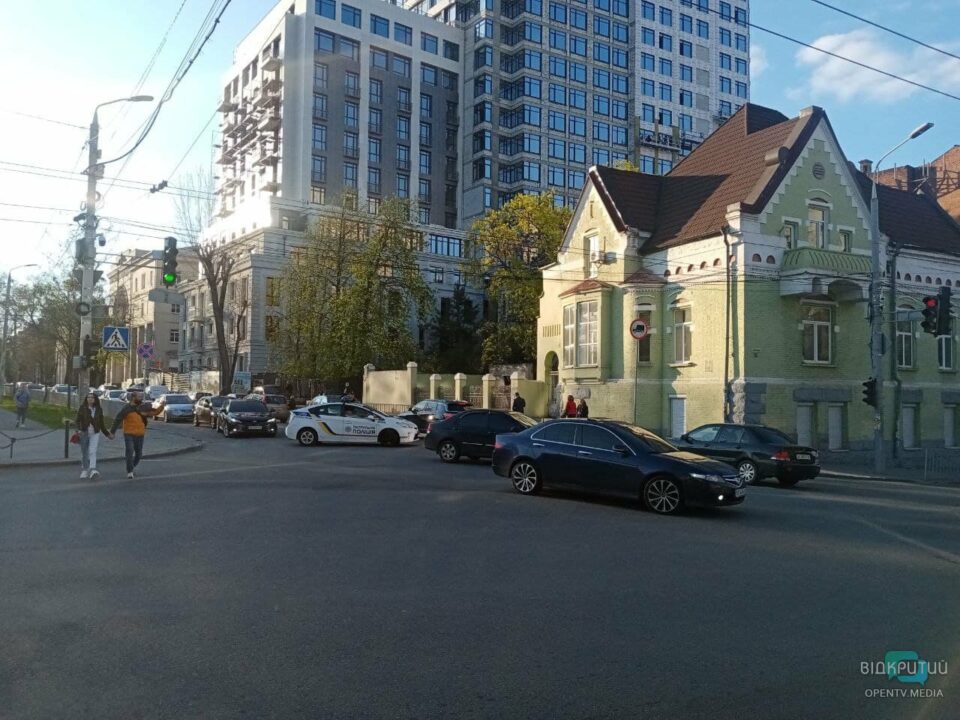 ДТП на перекрестке Староказацкой и Фабра в Днепре: транспорт стоит в пробке - рис. 4