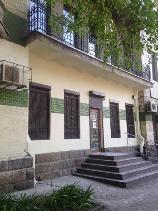 В Днепре на памятнике архитектуры перекрасили аутентичный фасад (ФОТО) - рис. 1