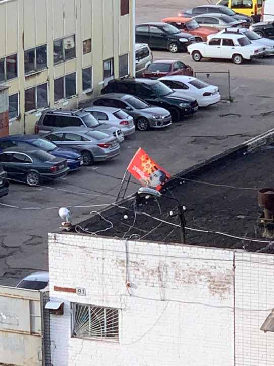В Днепре неизвестный вывесил флаг с коммунистической символикой (ФОТО/ВИДЕО) - рис. 3