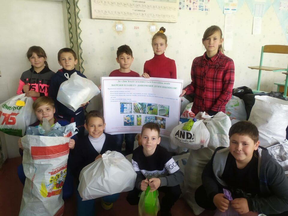 На Днепропетровщине школьники передали деньги за собранный мусор на благотворительность - рис. 4