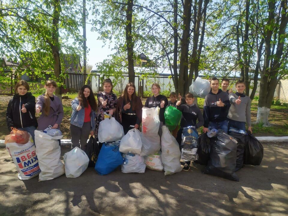 На Днепропетровщине школьники передали деньги за собранный мусор на благотворительность - рис. 3