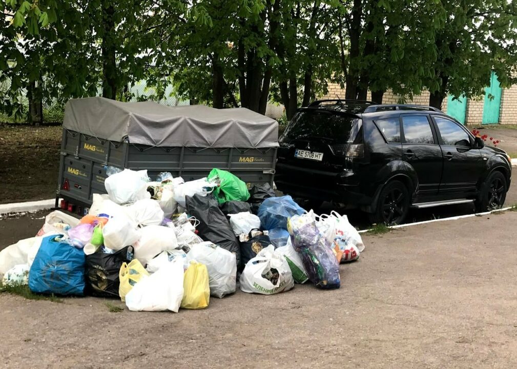 На Днепропетровщине школьники передали деньги за собранный мусор на благотворительность - рис. 2