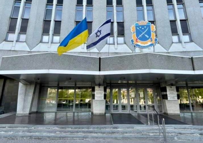 На фасаде днепровского горсовета вывесили флаг Израиля - рис. 1