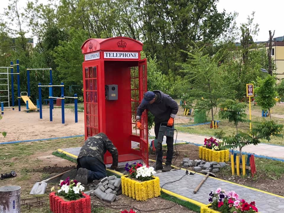 В одном из парков Кривого Рога появилась необычная телефонная будка (ФОТО) - рис. 6