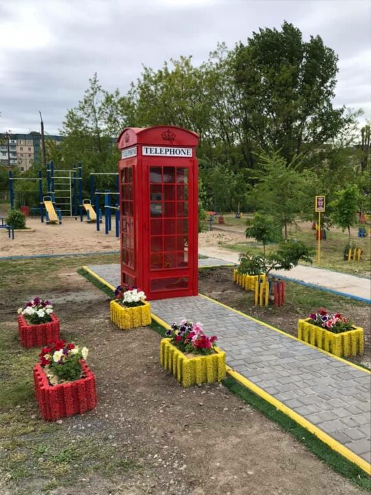 В одном из парков Кривого Рога появилась необычная телефонная будка (ФОТО) - рис. 8