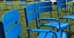 В днепровском парке Усачева появились синие стулья - рис. 4