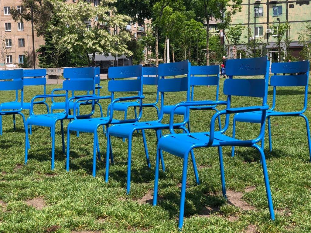 В днепровском парке Усачева появились синие стулья - рис. 2
