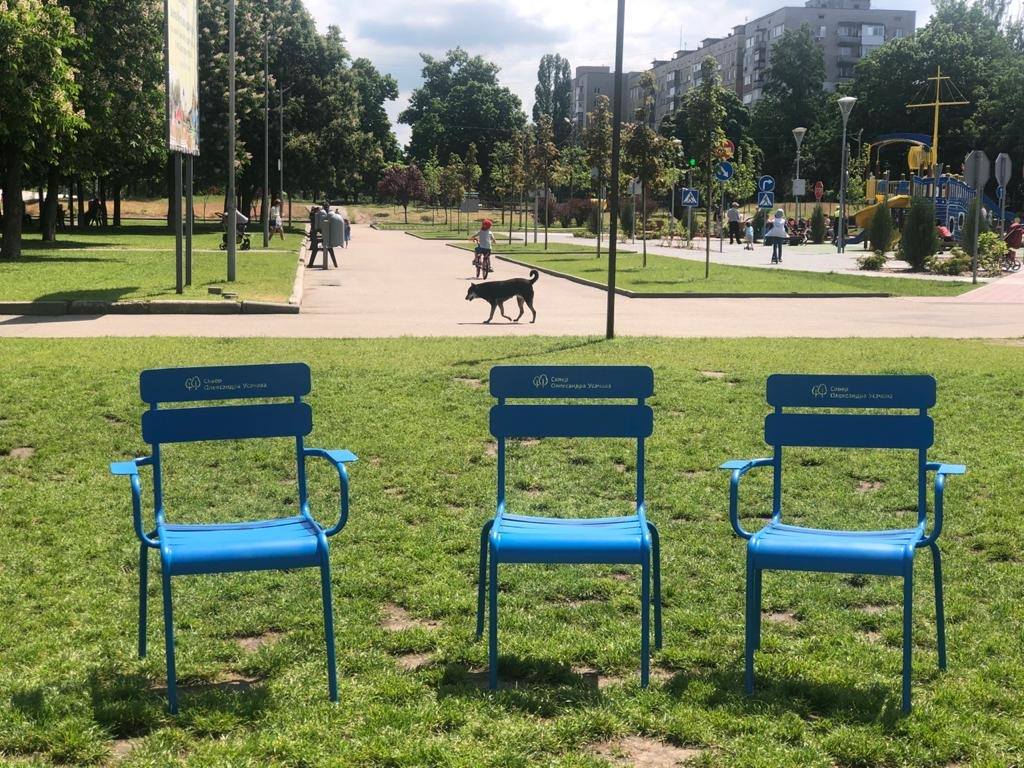 В днепровском парке Усачева появились синие стулья - рис. 3
