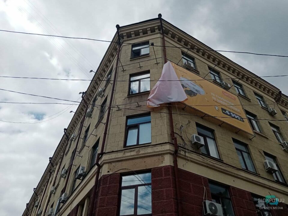 В Днепре на Яворницкого демонтируют скандальную рекламу (ФОТО) - рис. 3