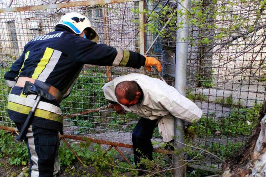 В Днепропетровской области мужчина застрял в заборе (ФОТО) - рис. 1