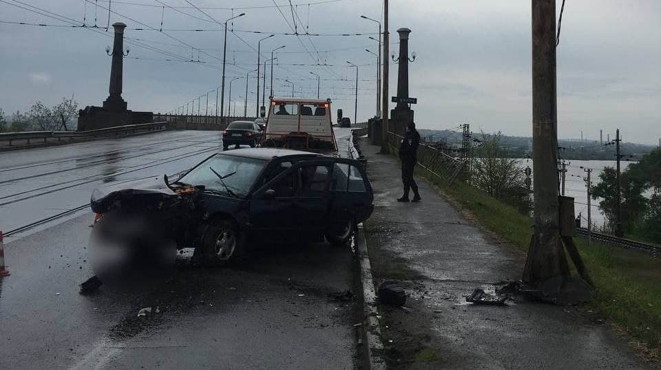 В Днепре на Амурском мосту водитель иномарки врезался в столб - рис. 1
