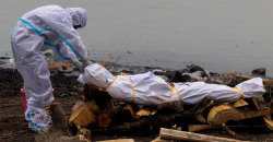 В Индии тела жертв COVID-19 сбрасывали в реку Ганг - рис. 8