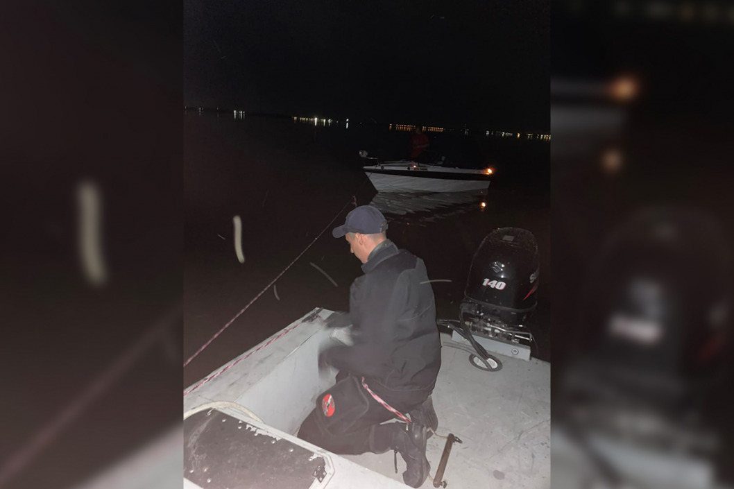 Взрослые с ребенком оказались в западне посреди Днепровского водохранилища - рис. 1