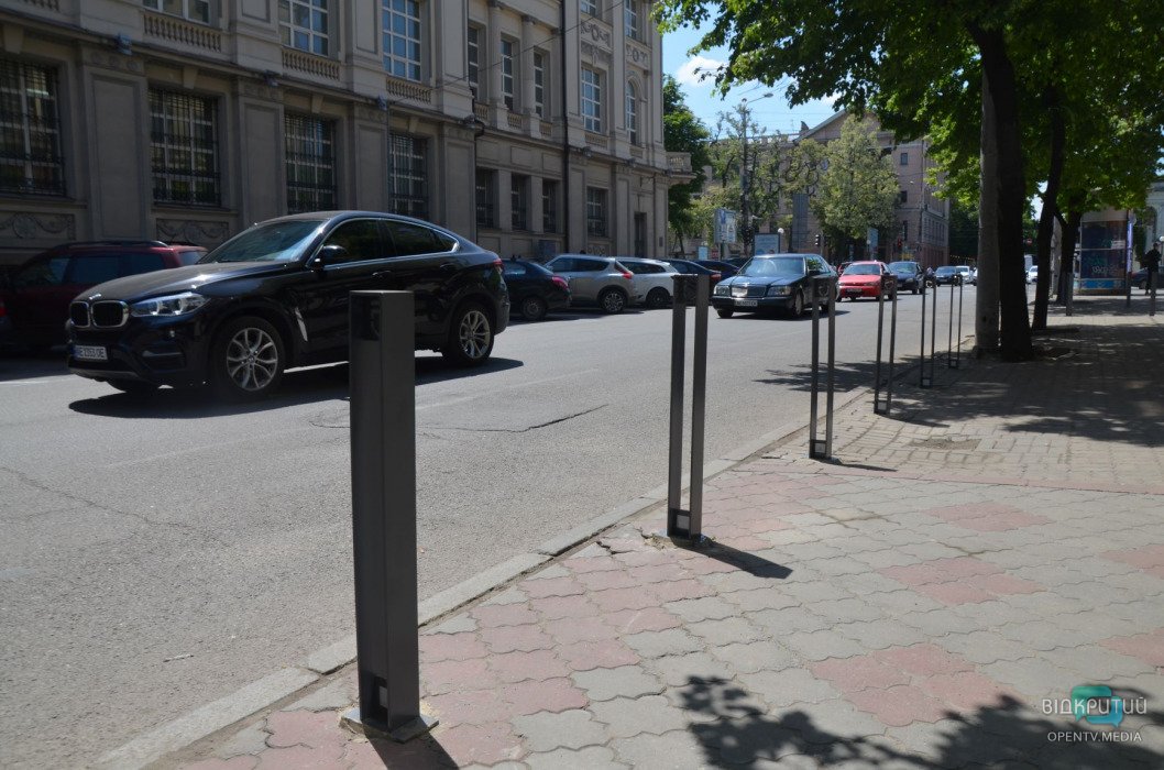 Центр Днепра начинают освобождать от парковок на тротуарах (ФОТО) - рис. 5