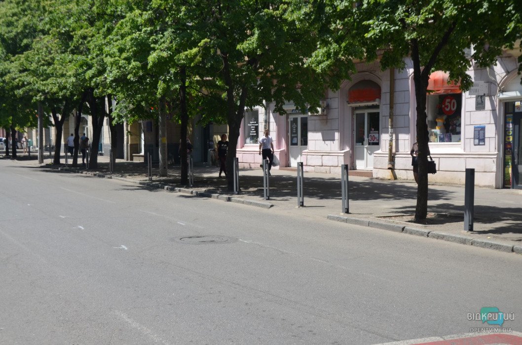 Центр Днепра начинают освобождать от парковок на тротуарах (ФОТО) - рис. 11