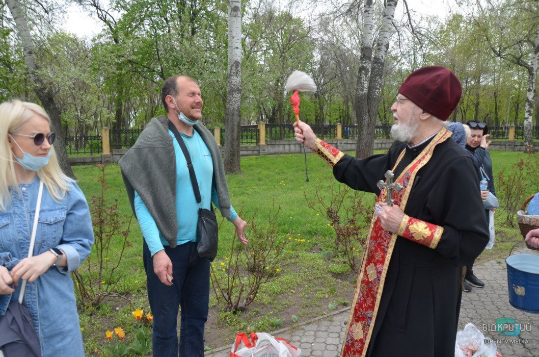 В Днепре верующие празднуют Пасху в храме Преображения Господнего (ФОТО) - рис. 12