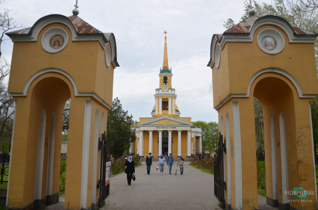 В Днепре верующие празднуют Пасху в храме Преображения Господнего (ФОТО) - рис. 1
