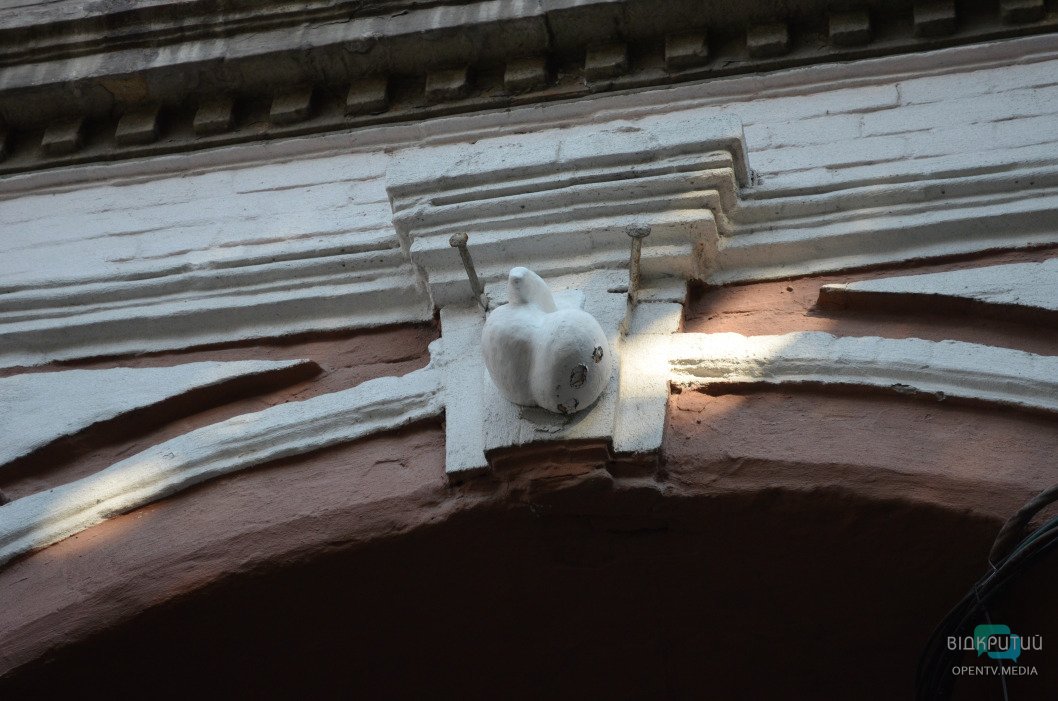 В центре Днепра на фасаде исторического здания снова появился фаллический символ - рис. 2