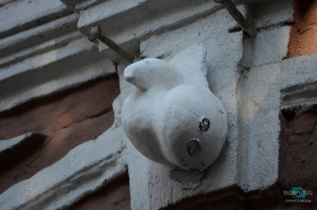В центре Днепра на фасаде исторического здания снова появился фаллический символ - рис. 1