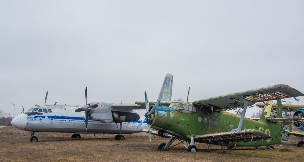 Кладбище самолетов: как сейчас выглядит аэродром «Широке» под Днепром - рис. 1