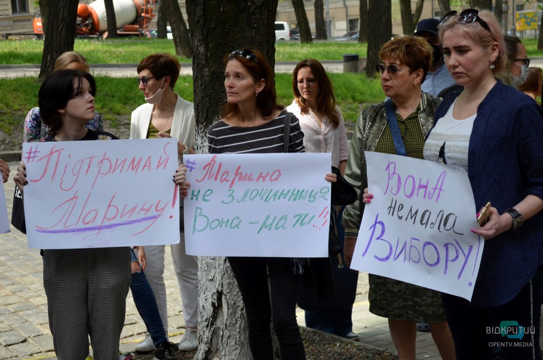 В Днепре прошел митинг в поддержку женщины, которая убила домашнего тирана (ФОТО) - рис. 5