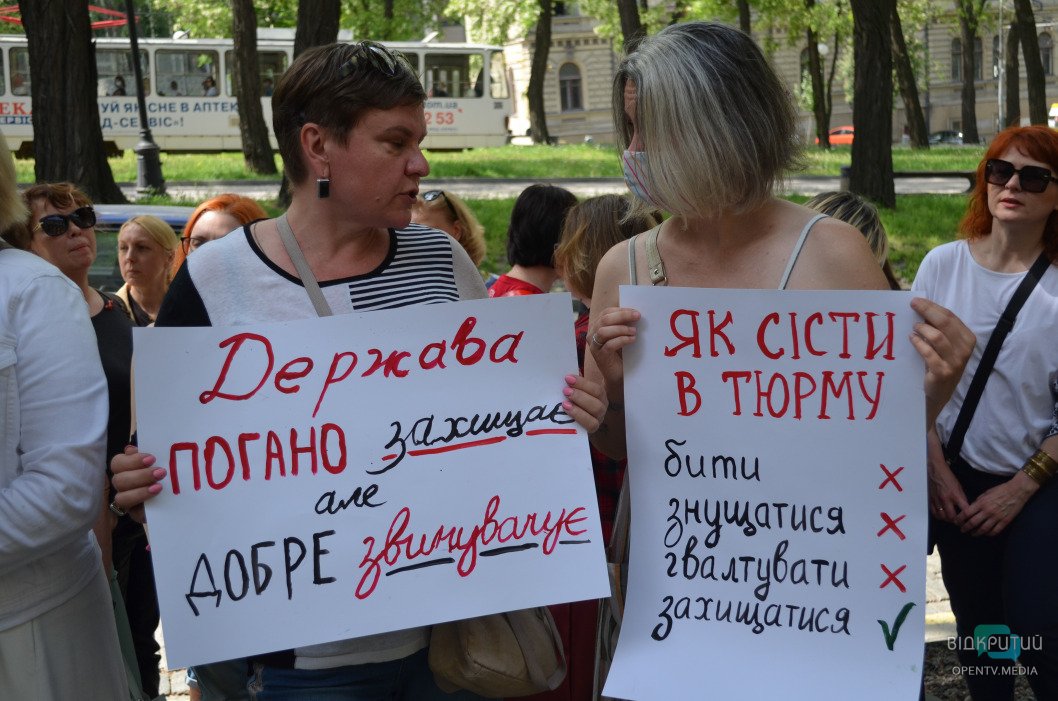 В Днепре прошел митинг в поддержку женщины, которая убила домашнего тирана (ФОТО) - рис. 19