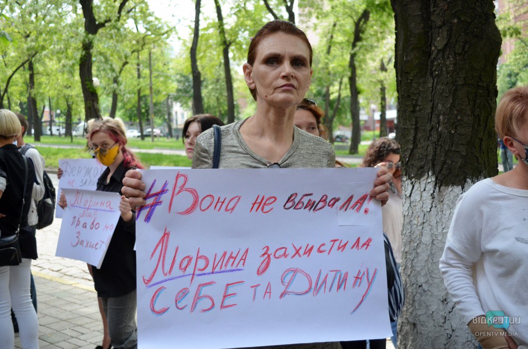 В Днепре прошел митинг в поддержку женщины, которая убила домашнего тирана (ФОТО) - рис. 9