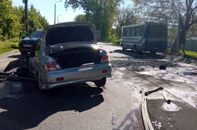 В Днепре лобовое ДТП: водитель легковушки пострадал, но выжил (ФОТО) - рис. 3