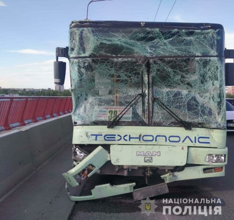 В Днепре на Центральном мосту произошло ДТП: пострадали пассажиры двух автобусов - рис. 2