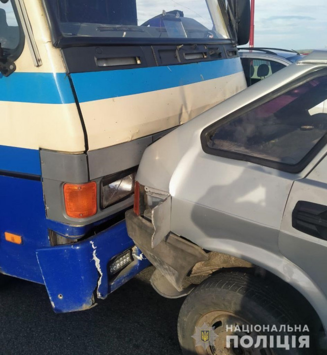 В Днепре на Центральном мосту произошло ДТП: пострадали пассажиры двух автобусов - рис. 1
