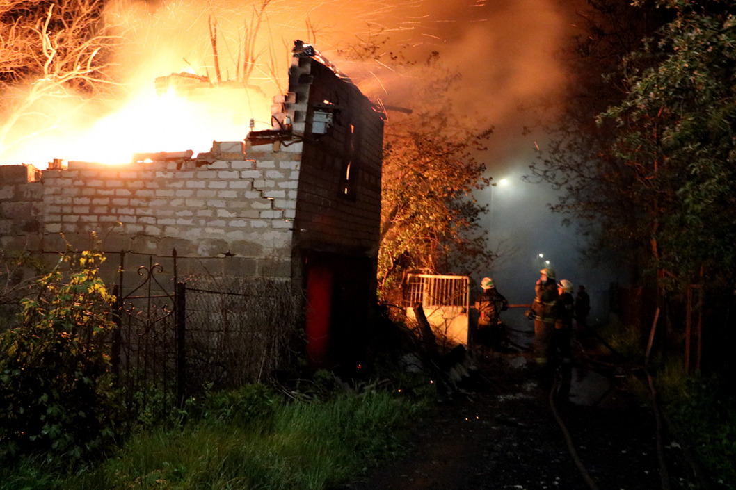 В Днепре ночью полностью сгорел двухэтажный дачный дом (ВИДЕО) - рис. 4