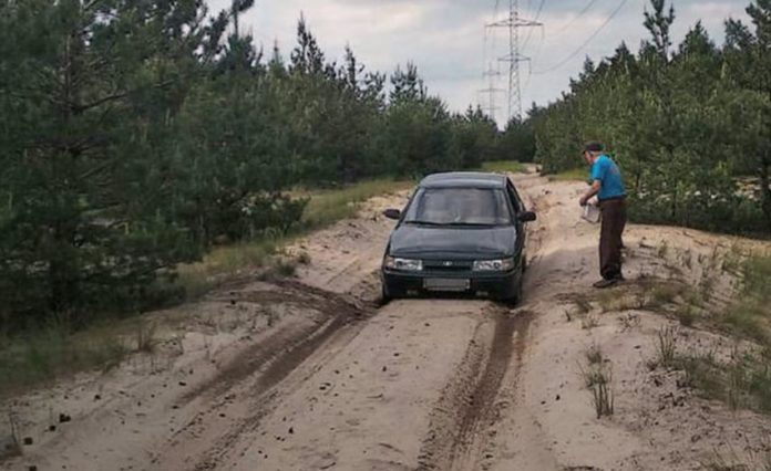 Миссия выполнима: на Днепропетровщине спасали дедушку на авто, застрявшего в лесу - рис. 1