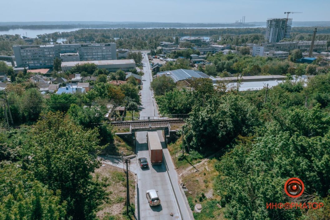 В Днепре на Крестьянском спуске грузовик застрял под железнодорожным мостом - рис. 3