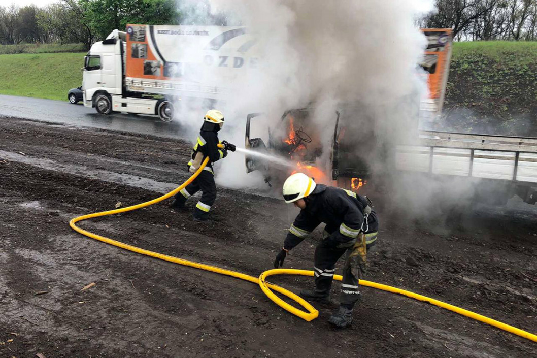 В Днепровском районе на Криворожской трассе сгорел грузовик (ФОТО) - рис. 1