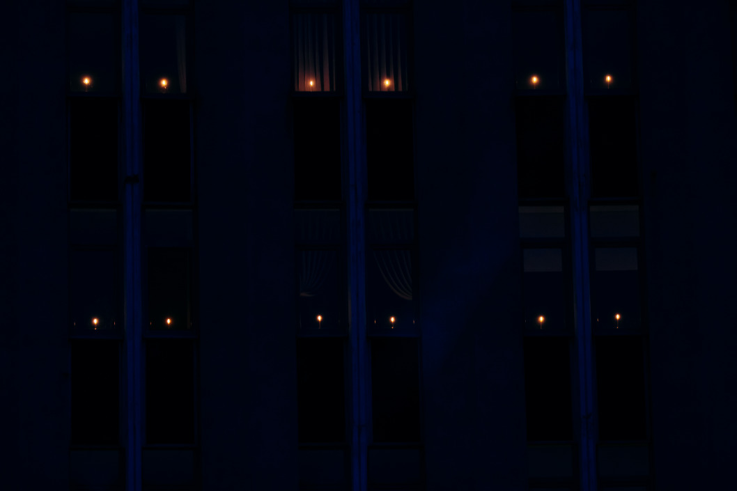В Днепре в здании мэрии зажгли свечи в память о погибших героях (ФОТО) - рис. 2