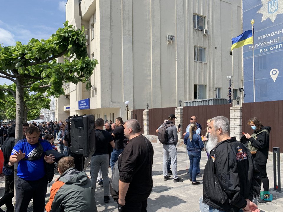 В Днепре организовали митинг в поддержку избитого полицейского (ФОТО) - рис. 2