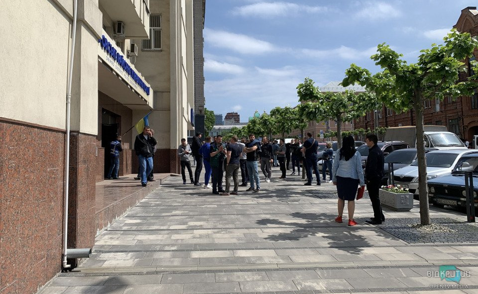 В Днепре организовали митинг в поддержку избитого полицейского (ФОТО) - рис. 1