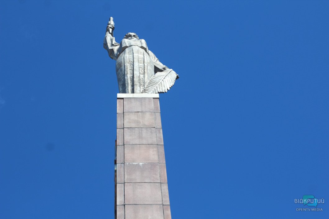 Днепр отмечает День победы: что происходит возле памятника Славы (ФОТОРЕПОРТАЖ) - рис. 3
