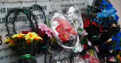 В Днепре борются с торговлей искусственными цветами возле кладбищ - рис. 6