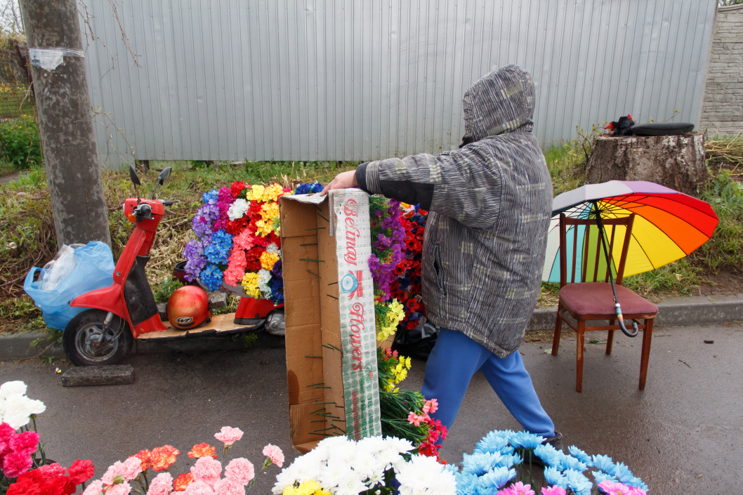 В Днепре борются с торговлей искусственными цветами возле кладбищ - рис. 6