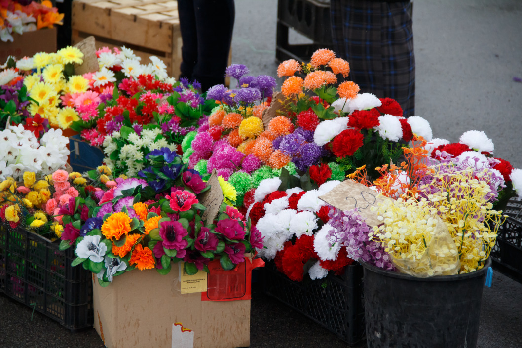 В Днепре борются с торговлей искусственными цветами возле кладбищ - рис. 3