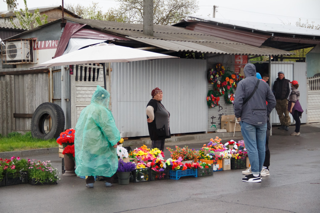 В Днепре борются с торговлей искусственными цветами возле кладбищ - рис. 4