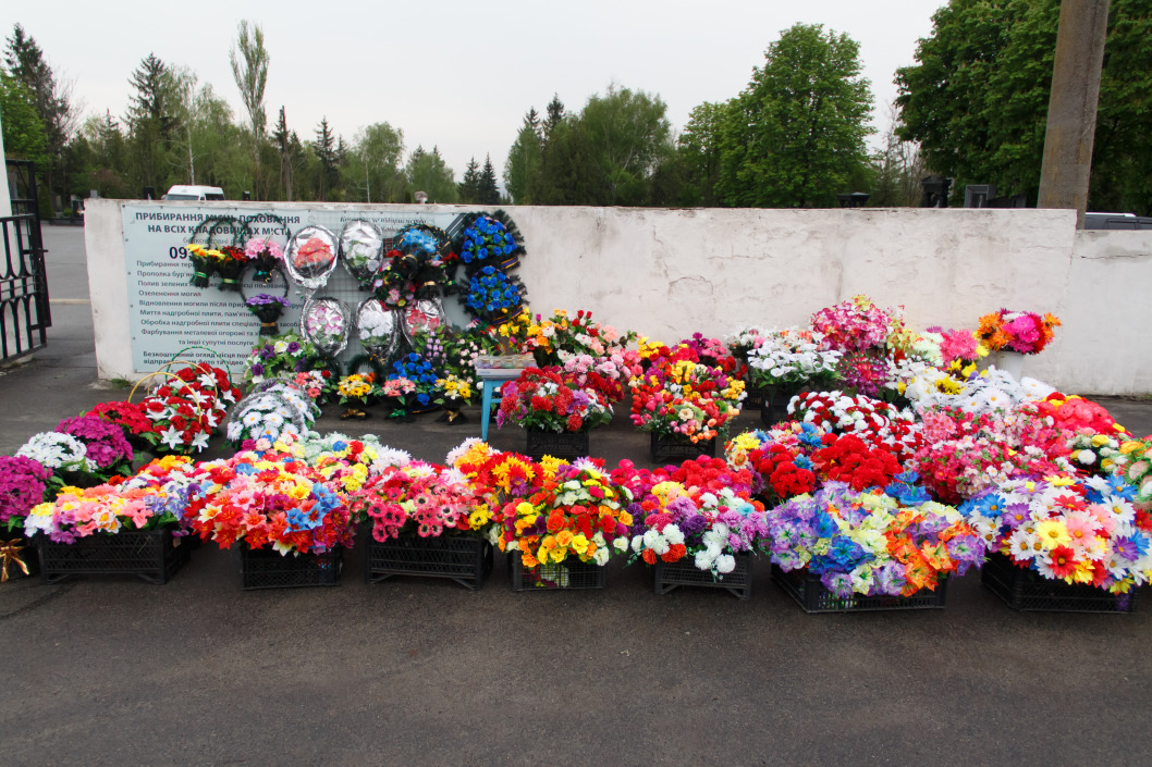 В Днепре борются с торговлей искусственными цветами возле кладбищ - рис. 2