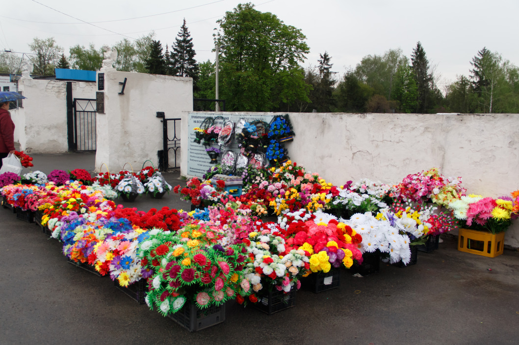 В Днепре борются с торговлей искусственными цветами возле кладбищ - рис. 1