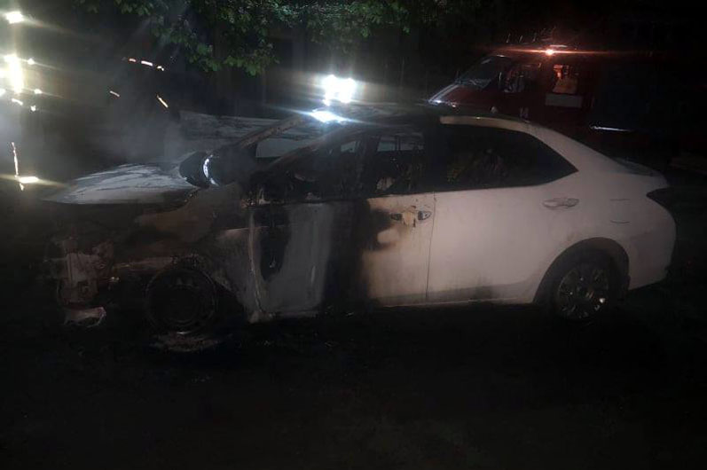 В Кривом Роге ранним утром сгорели два автомобиля (ВИДЕО) - рис. 1