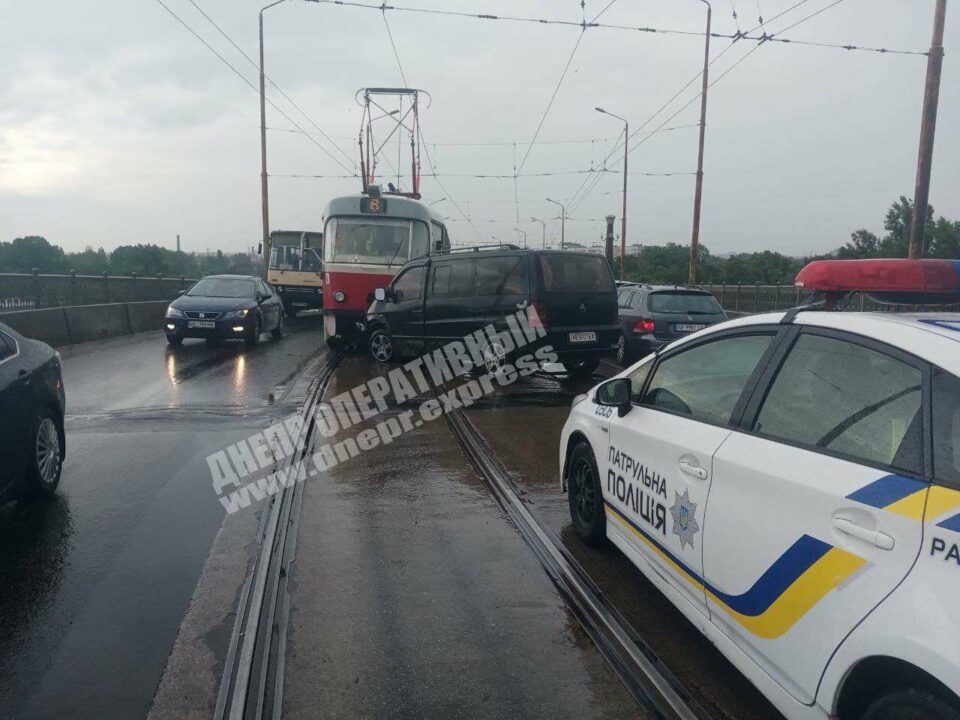 В Днепре на Амурском мосту произошло лобовое столкновение трамвая и микроавтобуса - рис. 1